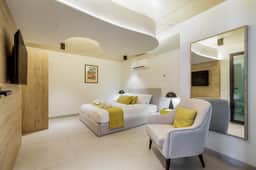 Waterfront Studio Apt Near Beach & Dining - Image 2