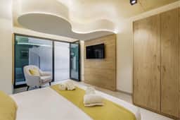 Waterfront Studio Apt Near Beach & Dining - Image 4