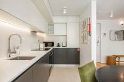 City Center Apartment w/ Fast WiFi & Kitchen - Image 5