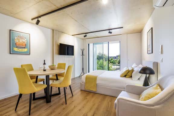 Waterfront Studio Apt Near Beach & Dining - Image 1