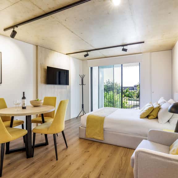 Waterfront Studio Apt Near Beach & Dining - Image 1
