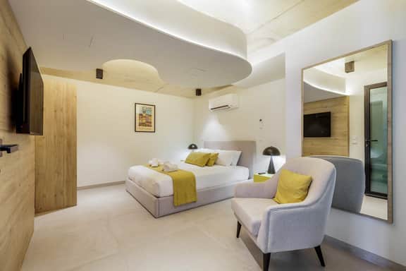 Waterfront Studio Apt Near Beach & Dining - Image 2