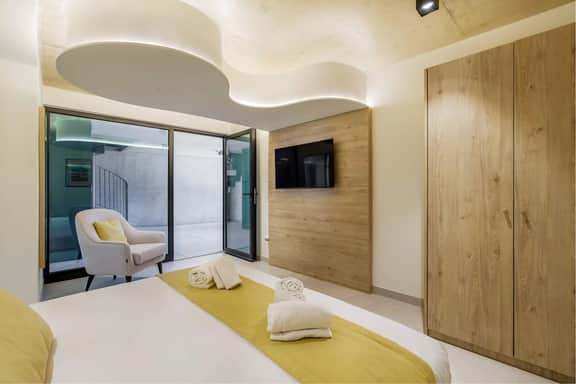 Waterfront Studio Apt Near Beach & Dining - Image 4