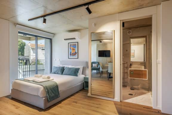 Stylish Waterfront Apt Near Douro, Dining, & Beach - Image 2