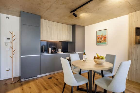 Stylish Waterfront Apt Near Douro, Dining, & Beach - Image 4