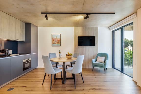 Stylish Waterfront Apt Near Douro, Dining, & Beach - Image 5