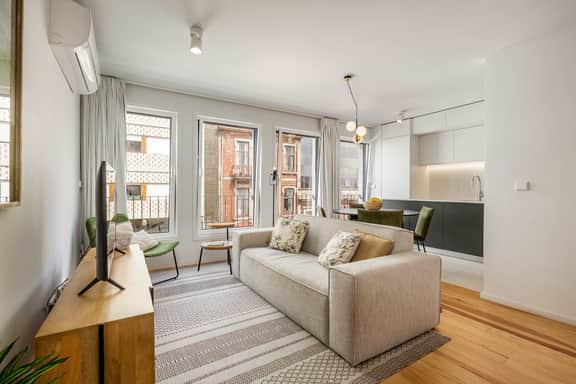 City Center Apartment w/ Fast WiFi & Kitchen - Image 3