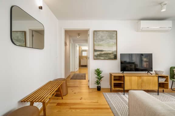 City Center Apartment w/ Fast WiFi & Kitchen - Image 4