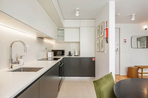 City Center Apartment w/ Fast WiFi & Kitchen - Image 5